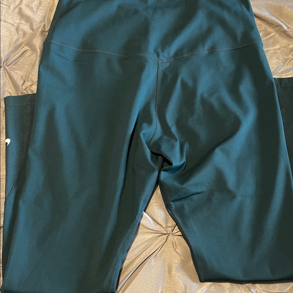 Nike Green 7/8 Leggings - Picture 6 of 7